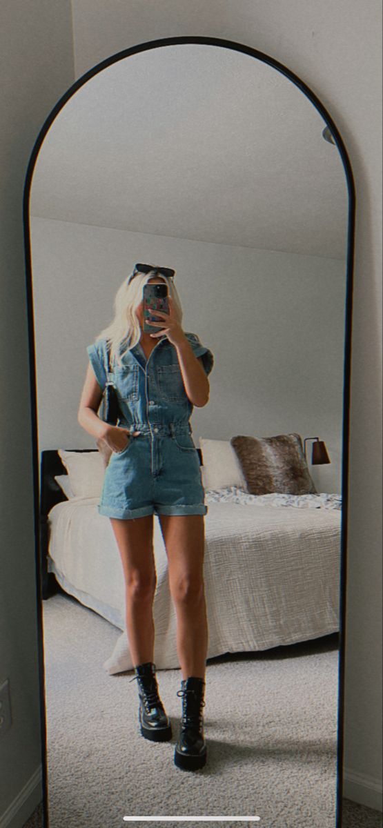 Jean Romper Outfit Fall, Denim Playsuit Outfit Summer, Denim Jumpsuit Aesthetic, Jean Short Jumpsuit Outfit, Nashville Overall Outfits, Short Jean Romper Outfit, Jeans Overall Outfit Summer, Denim Romper Outfit Summer, Nashville Outfits Denim