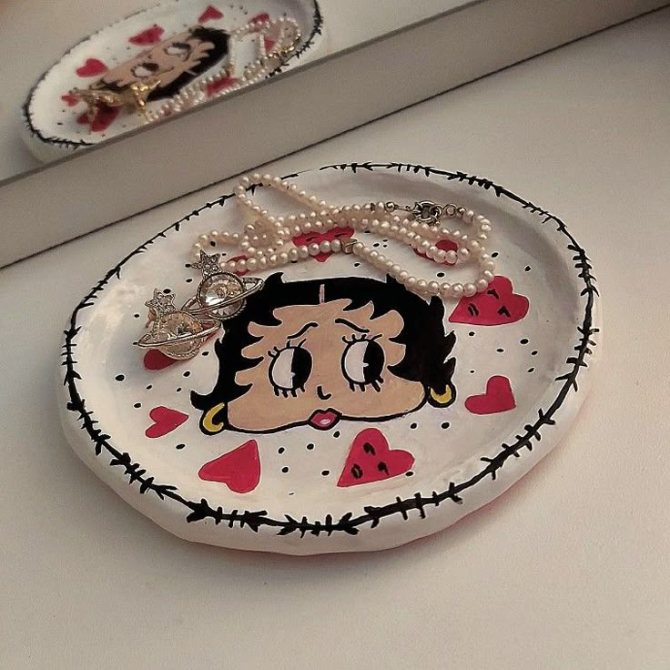 cenicero, joyero, plato de arcilla, vivienne westwood, jewelry, plate, cute, aesthetic, betty boop Clay Idea, Ceramic Cafe, Clay Moulding, Clay Plates, Sculpture Art Clay, Air Dry Clay Projects, Clay Diy Projects, Ceramics Pottery Art, Cute Clay