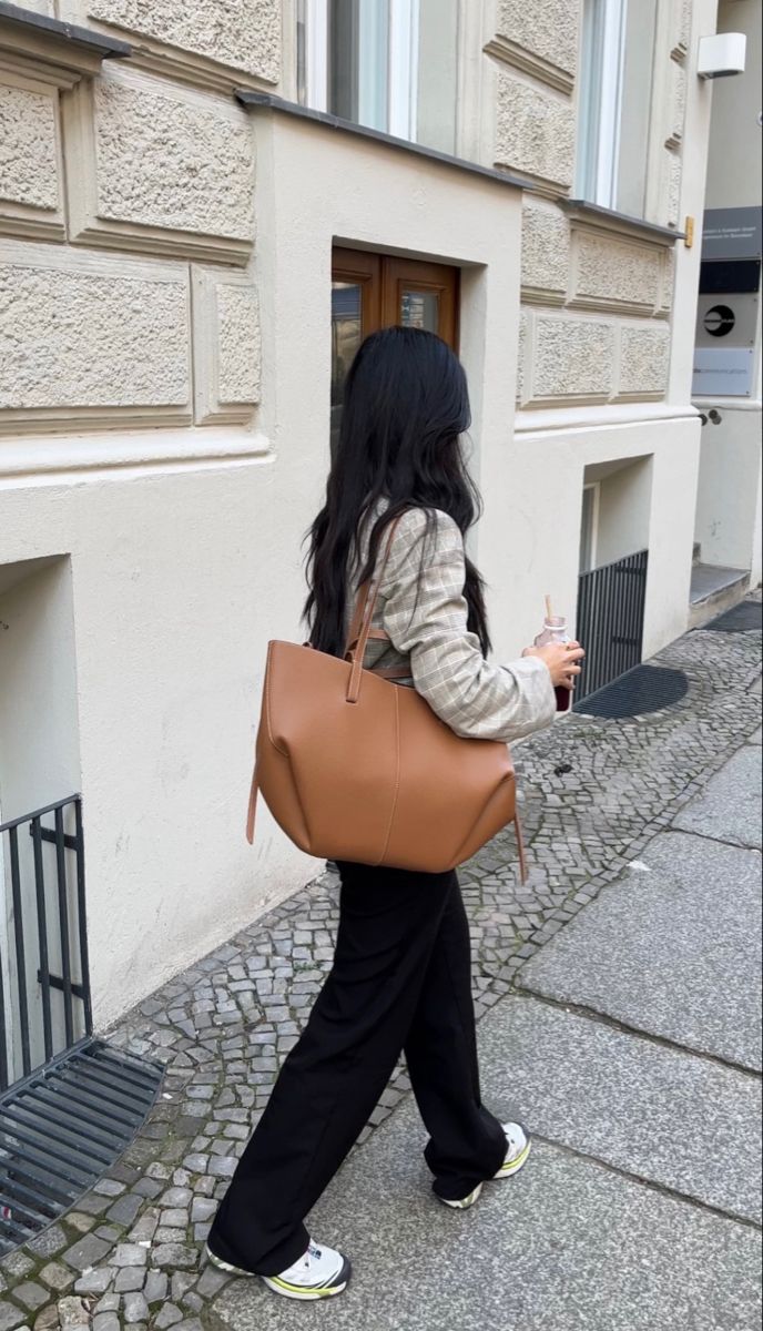 Polene cyme camel bag, salomon, outfit inspo, spring fit, skandi style, black hair, ootd Old Money Bags, Mini Bag Outfit, Europe Fall Outfits, Outfits For 2023, Tote Bag Outfit, Camel Outfit, Uni Bag, Classic Leather Tote, Europe Travel Outfits