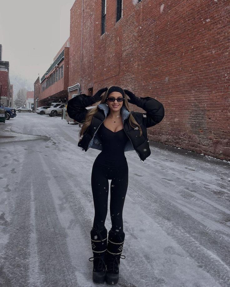 Instagram photo by Lexi Rivera • Jul 24, 2024 at 1:57 PM Mode Au Ski, Ski Trip Outfit, Ski Outfit, Winter Fashion Outfits Casual, Snow Outfit, Cold Outfits, Legging Outfits, Skiing Outfit, Cute Winter Outfits