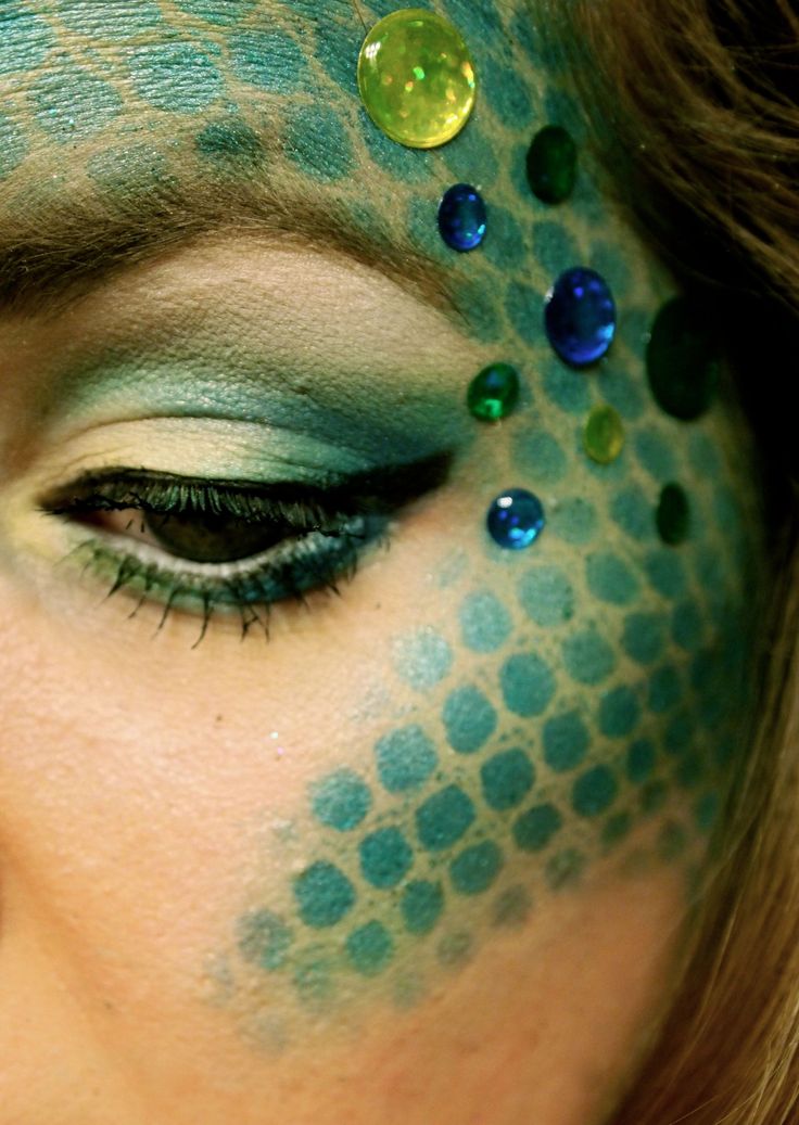 👩👩 las mejores ideas 👩👩 de maquillajes de carnaval para mujeres, diseños modernos y divertidos, diseños elegantes y únicos 👩👩 Parade Makeup, Mermaid Costume Makeup, Dragon Makeup, Sea Costume, Mermaid Parade, Mermaid Halloween, Green Makeup, Green Mermaid, Mermaid Makeup