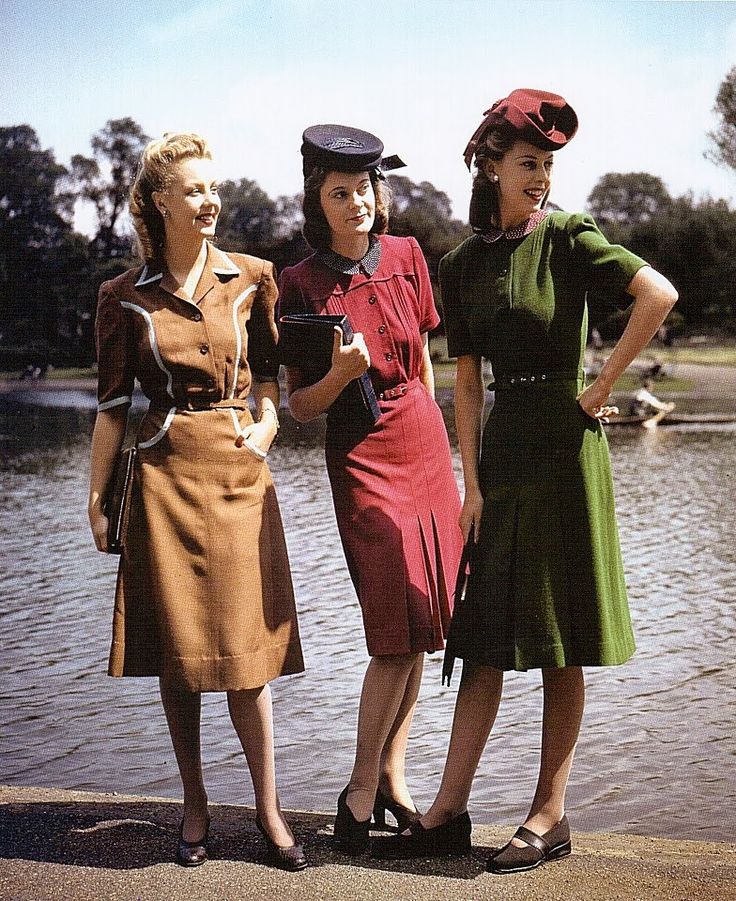 In 1940s, plain color dresses were trendy. That's why women wore more makeup, do their hairs and carrying hand bags to not just be plain looking 40s Mode, 1940s Fashion Women, Norman Hartnell, 1940s Women, 1940s Woman, Fashion 1940s, Character Clothing, Vintage Closet, Three Women