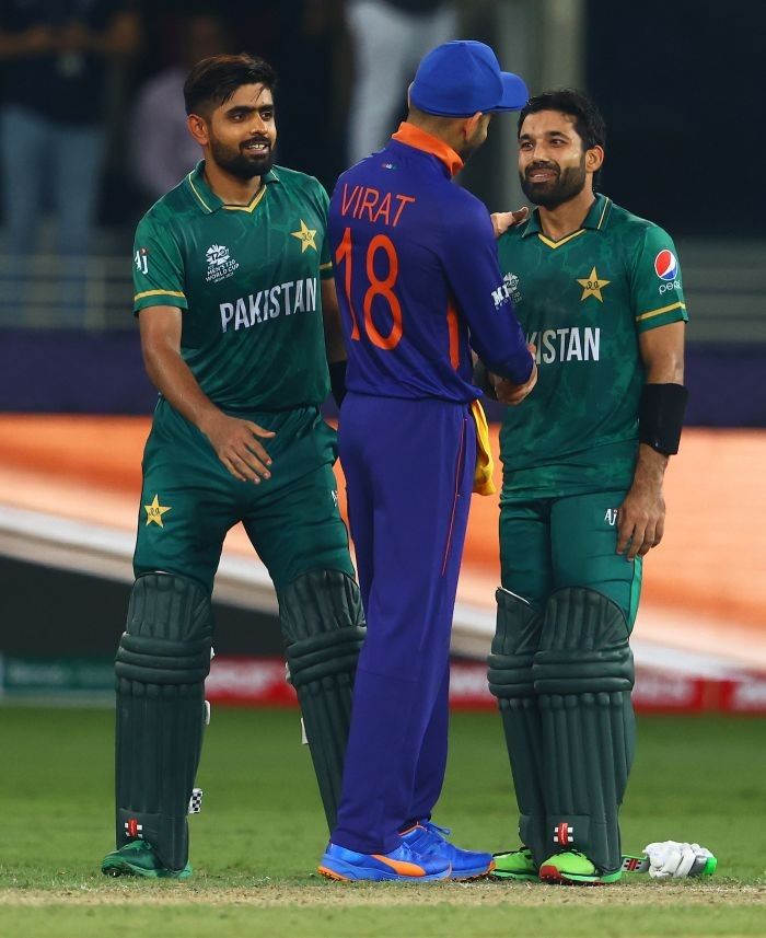 pakistan's cricket players are talking to each other