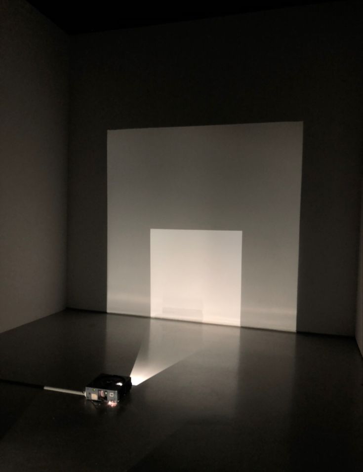 art museum aesthetic Projector Lighting Photography, Vintage Projector Aesthetic, Projector Screen Aesthetic, Projector Aesthetic Room, Projector Wall Design, Film Projector Aesthetic, Movie Projector Aesthetic, Projector On Wall, Projection On Wall