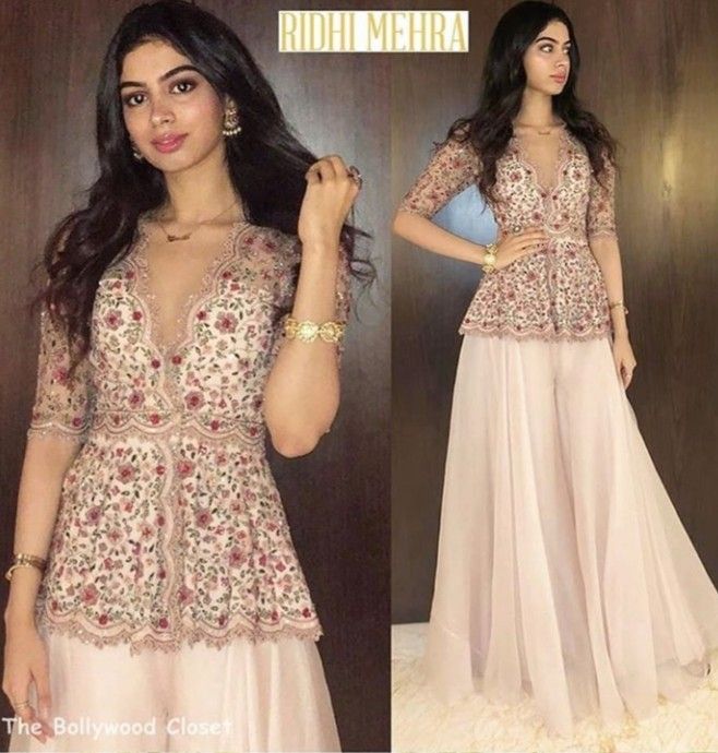 Sangeet Outfit Ideas Indo Western, Western Choli Design, Trending Indo Western Outfits, Sangeet Outfit Bridal Indo Western, Diwali Outfits Indowestern, Indo Western Outfits, Trendy Outfits Indian, Indian Outfits Lehenga, India Love