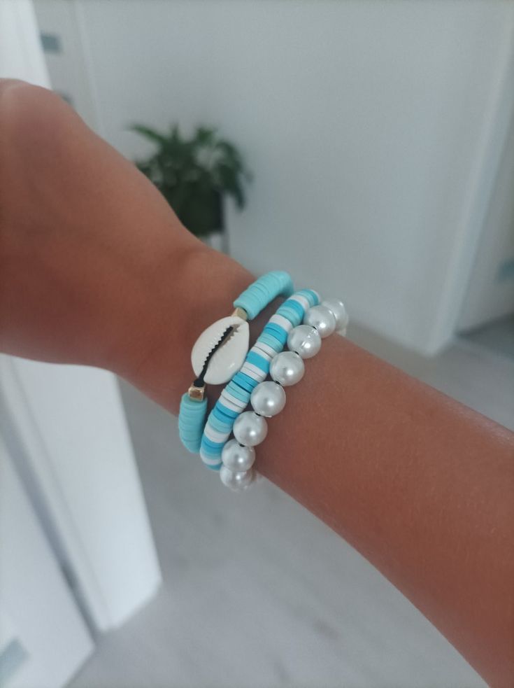 Beachy Clay Bracelets, Seashell Clay Bead Bracelet, Ocean Theme Bracelet, Clay Bead Bracelet Ideas With Shell, Summer Themed Bracelets, Beach Theme Bracelets, Summer Clay Bead Ideas, Ocean Themed Bracelets, Ocean Clay Bead Bracelets