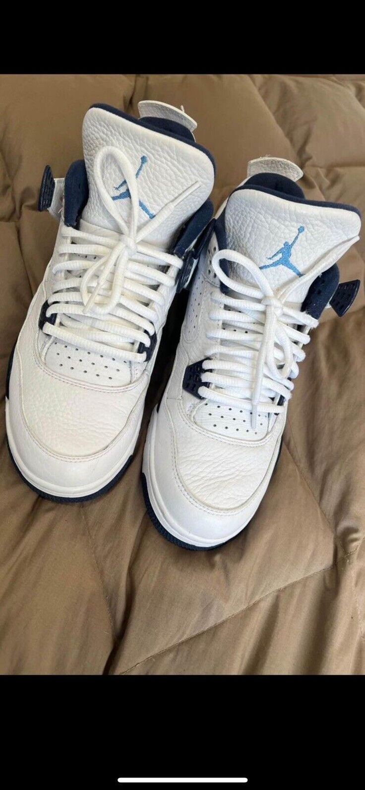 Elevate your sneaker game with these Air Jordan 4 Retro LS Columbia sneakers. The stylish white leather upper, featuring a Midnight Navy and Legend Blue color scheme, is sure to turn heads. These sneakers are perfect for any athletic activity, whether you're hitting the gym or running errands. With a US Shoe Size of 8, these sneakers are designed for men who crave both style and functionality. The Air Jordan 4 model, released in 2015, boasts a sleek and modern design that is sure to impress. These sneakers are part of the iconic Air Jordan product line and are perfect for any sneaker enthusiast. Jordan 4 White Navy, Jordan 4 Retro, Blue Color Schemes, Air Jordan 4, Air Jordan 4 Retro, Sneaker Games, Midnight Navy, Color Scheme, Running Errands