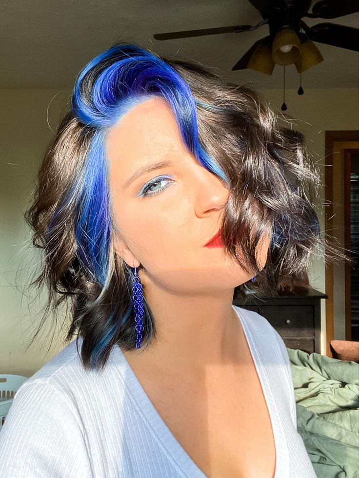 Blue Hair Highlights With Brown Hair, Blue Hair With Pink Money Piece, Dark Hair With Blue Money Piece, Blue And Brown Short Hair, Dark Brown Hair With Blue Money Piece, Brown Hair Blue Money Piece, Blue Hair Outfit Ideas, Blue And Purple Money Piece Hair, Brown Hair With Blue Money Piece