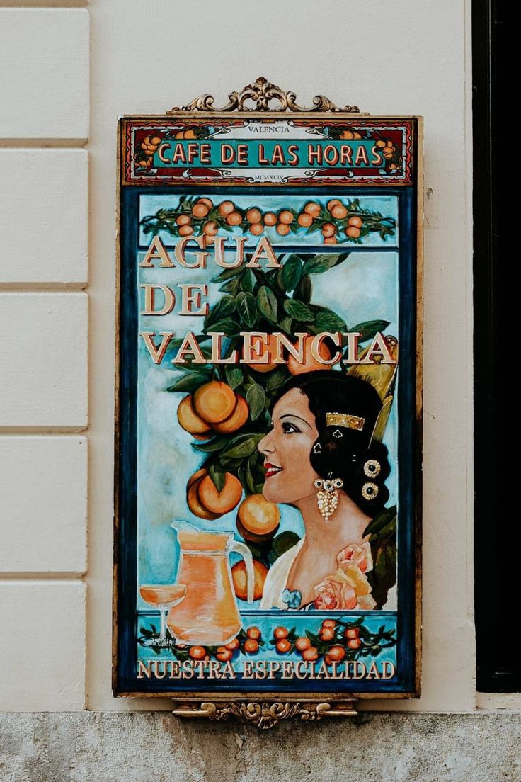 a sign on the side of a building that reads cafe de las horasa