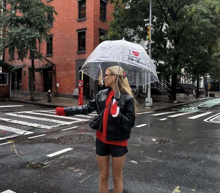 lolly 🍒 on X Rainy Day Aesthetic Outfit, Raining Day Outfit, Cozy Rainy Day Outfit, Acquired Style, Welcome To Nyc, New York Aesthetic Outfits, Cozy Rainy Day, Nyc Pics, New York Girl