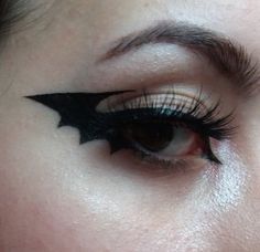 Bat Liner Makeup, Batwing Eyeliner Halloween, Bat Eye Makeup Halloween, Bat Winged Eyeliner, Halloween Alt Makeup, Eyeliner Styles Halloween, Halloween Makeup Bat Eyes, Bat Eyeliner Halloween, Bat Wings Eyeliner