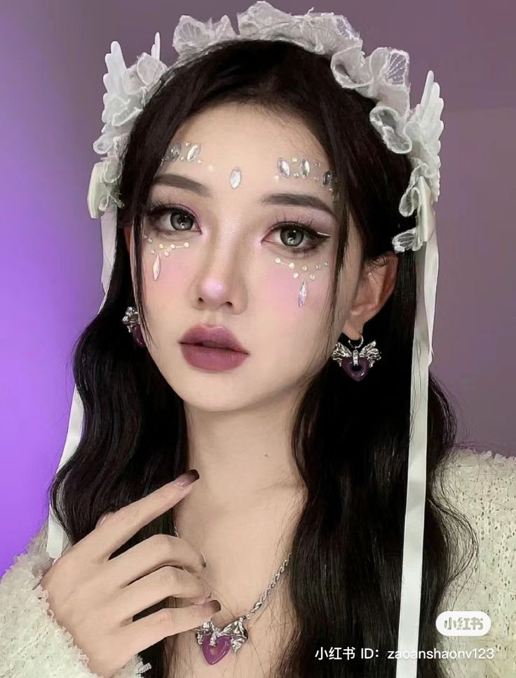 Douyin Angel Makeup, Rhinestone Tears Makeup, Douyin Glitter Makeup, Douyin Halloween Makeup, Angelic Costume, Rhinestone Makeup Halloween, Douyin Halloween, Angel Makeup Looks Halloween, Unique Makeup Ideas Creative