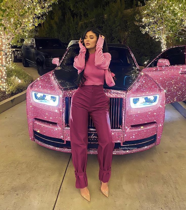 @kylie_clips_ on Instagram: “What’s your dream car ? Mine is A Range Rover 💓🦄” Kylie Jenner Car, Stile Kylie Jenner, Looks Kylie Jenner, Glitter Car, Estilo Kylie Jenner, Pink Cars, Look Rose, Kylie Jenner Outfits, Kylie Kristen Jenner