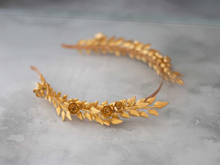 This beautiful gold leaf headband is a lovely accessory, perfect for a party or wedding.  Head circumference:  one size fits all (adjustable) / fits adults and older children Greek Flower Crown, Golden Headpiece, Gold Leaf Headband, Greek Flowers, Headpiece Flower, Leaf Headband, Leaves Headband, Gold Headband, Gold Leaves