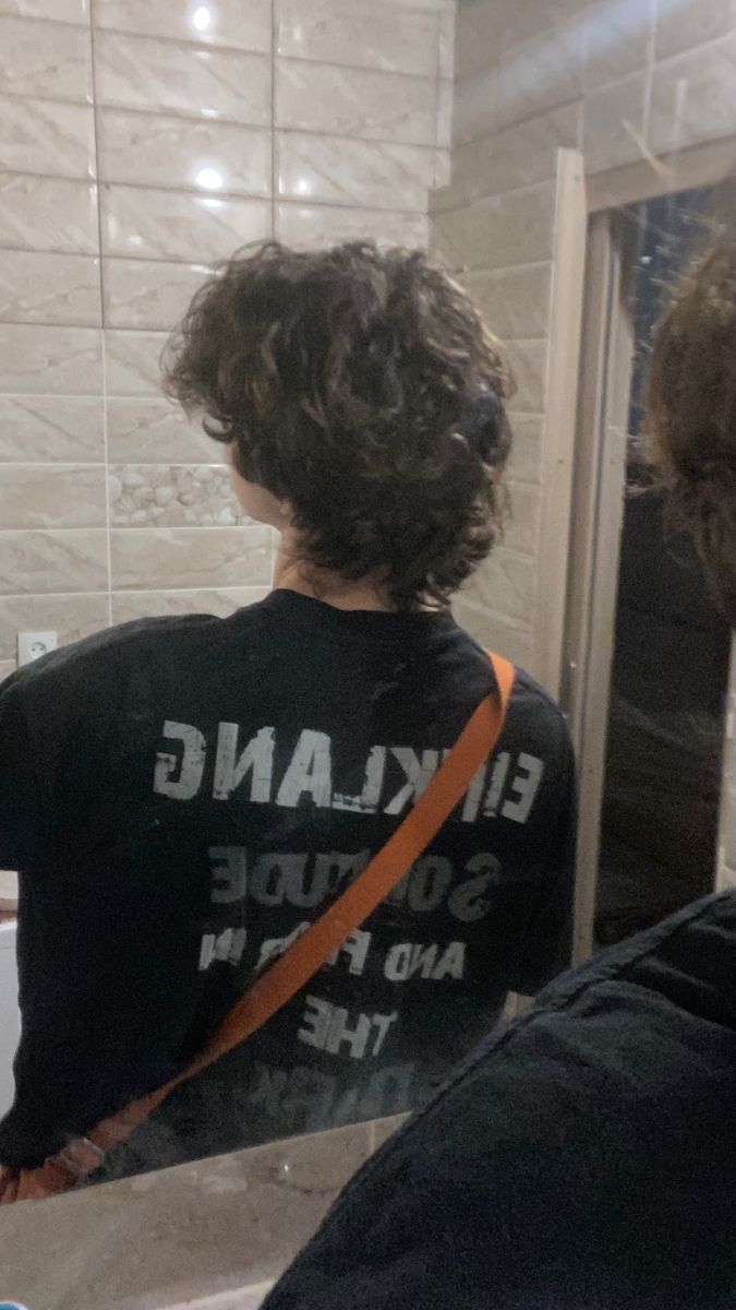 Guy Flow Hair, Curly Hair Guy Aesthetic Faceless, Curly Haired Boy Aesthetic, Brown Curly Hair Boy Aesthetic Faceless, Wavy Messy Hair Men, Curly Hair Aesthetic Boy, Messy Boy Aesthetic, Messy Curly Hair Men, Fluffy Mullet Men