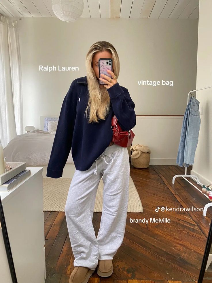 Elevated Comfy Outfit, Cozy Fall Fits, Light Blue Sweatpants Outfit, Comfy Study Outfit, Comfy Thanksgiving Outfit, Cozy Lounge Outfits, Outfit Jogging, Uggs Tasman, Amsterdam Outfit