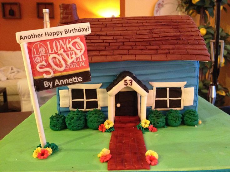 a cake that is shaped like a house