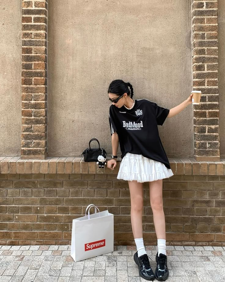 @xiaoyi900807 on ig Bangkok Outfit, Normcore Outfits, Japan Outfit, Korean Casual Outfits, Football Outfits, Sporty Chic, 가을 패션, Casual Style Outfits, Winter Fashion Outfits