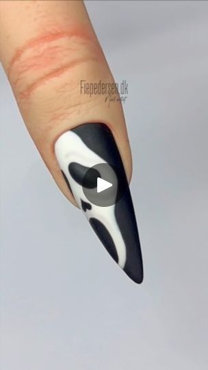 Scream Movie Nails, Scary Movie Nails, Scream Nail Art, Ghostface Nails, Autumn Kawaii, What's Your Favorite Scary Movie, Scream Nails, Halloween Nail Art Easy, Scream Ghostface