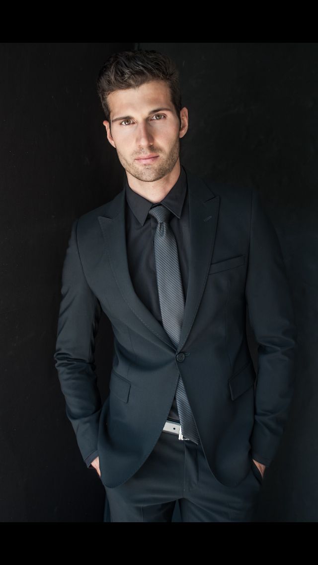 Negro perfecto Black Suit Black Shirt, Grey Suit Black Shirt, Black Suit Combinations, Tie Knots Men, Suit Combinations, Black Suit Men, Mens Fashion Photography, Sharp Dressed Man, Men’s Suits