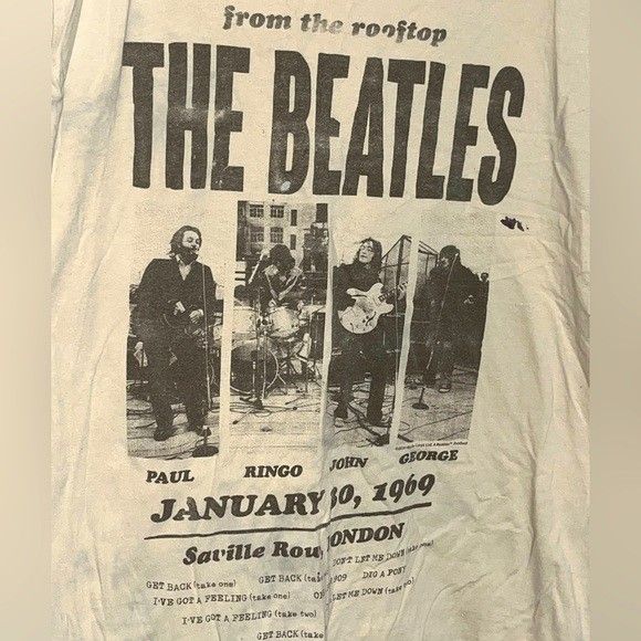 a t - shirt with the beatles on it