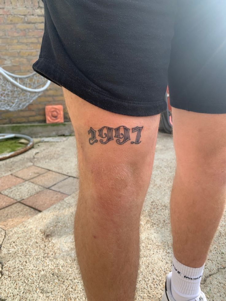 1997 1997 Knee Tattoo, Side Knee Tattoo Men, 1997 Tattoo Ideas Men, Tattoo Ideas For Men Thighs, Front Thigh Tattoos Men, Mens Quad Tattoo, Lower Thigh Tattoo, Cool Thigh Tattoos For Men, Front Thigh Tattoo