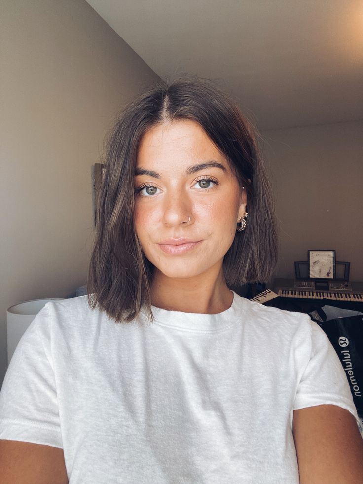 Womens haircut, short hair, bob haircut, brunette Brown Wavy Bob Hair, Bob Right Above Shoulders, Brown Short Hair Round Face, Short Hair Women Brunette, Short Brunette Hair Curly, Brunette Bob Straight Hair, Above Collarbone Length Hair, Straight Short Haircuts For Women, Bob Haircuts For Women Brunette