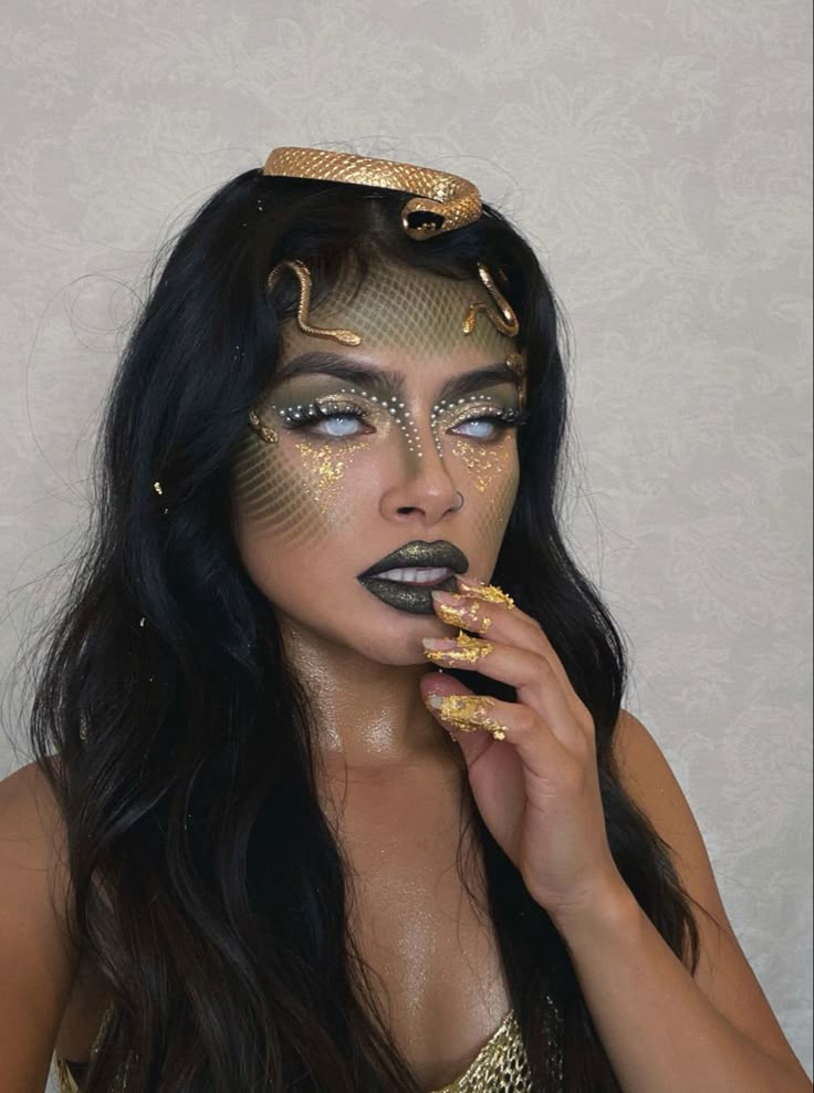 #medusa #snakes #gorgon #greekmythology #goddess #facepaint #goldflake #gold #guardian #beautiful #halloweenmakeup Medusa Hair Ideas, Medusa Face Makeup, Medusa Make Up Ideas, Fantasy Halloween Makeup, Hot Medusa Costume, Halloween Makeup Medusa, Halloween Medusa Makeup, Halloween Costume Concepts, Medusa Makeup Look