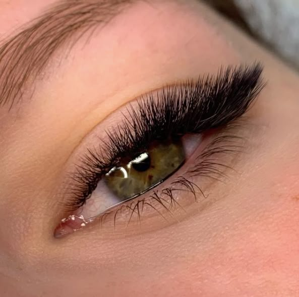 Look at this 𝘥𝘳𝘦𝘢𝘮𝘺 𝘴𝘦𝘵 created by the incredibly talented Lash Queen that is @peace_lash 😍👏⁣⁠ ⁠ This winged eyeliner look has been created using a mix of B and L curls ⚡️ We think this might be our fave lash curl combination to date... 🤤⁠ L curl is the new curl on the block!⁣⁣⁣⁣⁣ 🔥⁠ ⁠ It's VERY popular for creating a cat eye or eyeliner effect 😻⁠ ⁠ TOP TIP ✅ L curl is perfect for clients with deep set eyes⁣. 👁⁠ Eyeliner Effect Lash Extensions, Lash Shapes, Lash Station, Winged Eyelashes, Winged Lashes, Volume Russe, Lashes Tutorial, Deep Set Eyes, Eyelash Extensions Styles