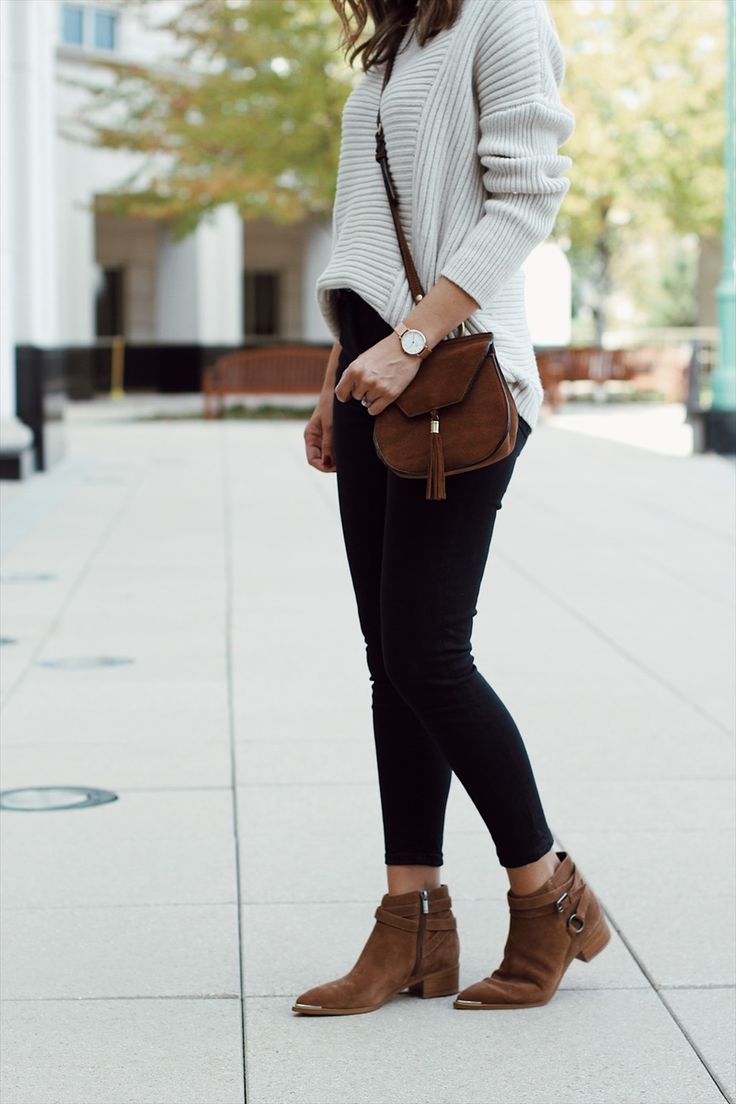 Personal Style Blog - all about fashion and looking stylish and chic for less. Outfits With Booties, Heeled Booties Outfit, Paris Spring Outfit, White Booties Outfit, Booties Outfit Fall, Cold Spring Outfit, Engagement Photo Outfits Fall, Booties Outfit, Trendy Business Casual