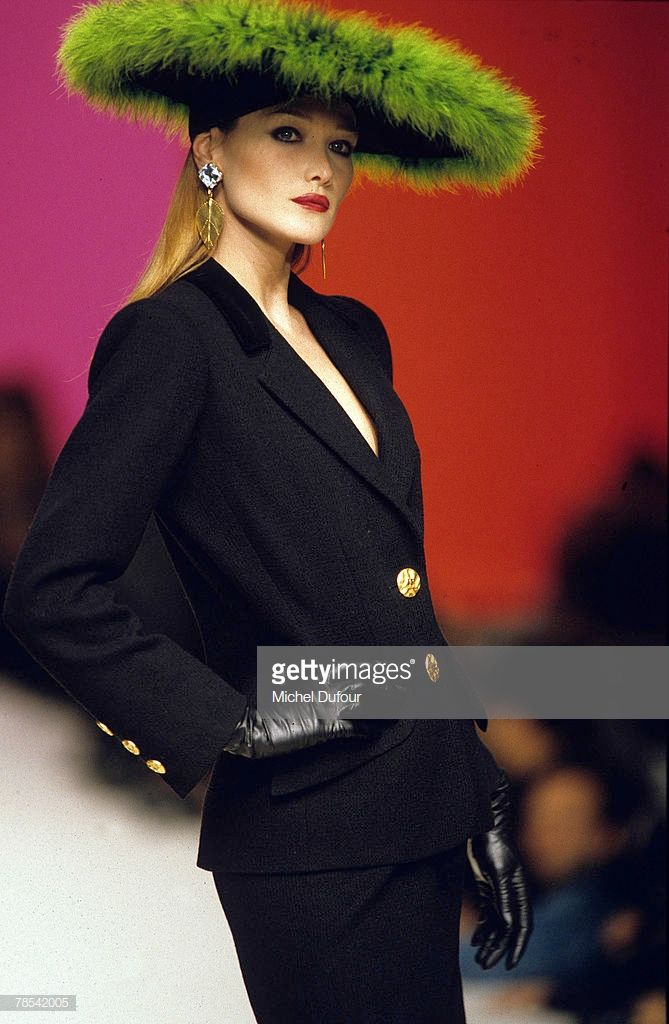 1995 News Photo : PARIS - Model Carla Bruni walks the catwalk at a... Yves Saint Laurent Couture, Paris Model, Models 90s, Valentino Designer, Italian Model, Original Supermodels, Prada Spring, 90s Supermodels, Carla Bruni