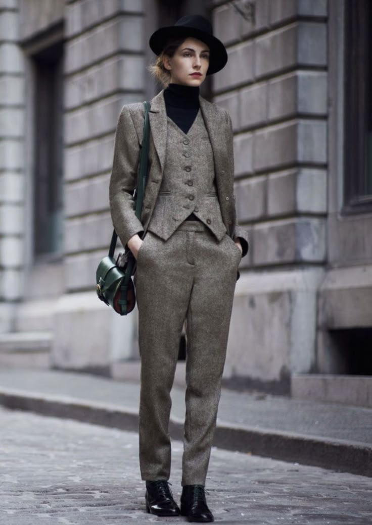 Ladies Trouser Suits, A Man In A Suit, Trousers Outfit, Man In A Suit, Dandy Style, Outfit 2020, Womens Dress Suits, Tweed Suits, Cooler Look