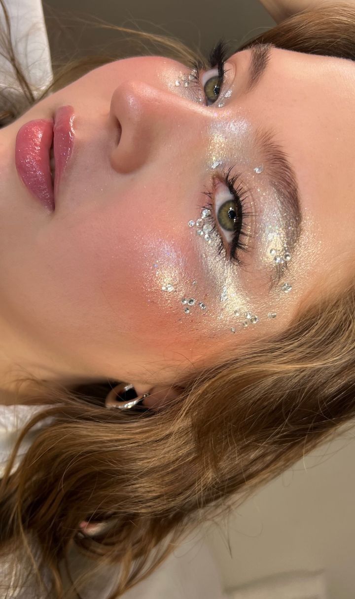 Crystal Eye Makeup Gems, Festival Makeup Aesthetic, Saltburn Makeup Aesthetic, Festival Makeup Looks Glitter Eye, Rave Makeup Simple, Gems On Face Ideas, Sweat Tour Makeup, Shimmer Make Up, Makeup Ideas Festival