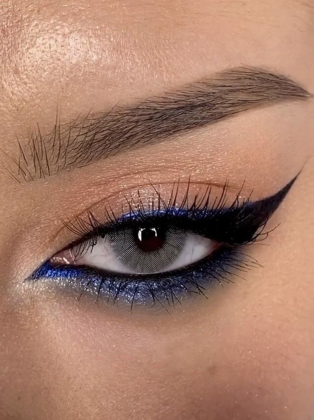 Blue Eyeliner Makeup, Disco Makeup, Pretty Eye Makeup, Prom Eye Makeup, Eyeliner Eyeshadow, Cute Eye Makeup, Make Up Inspiration, Makijaż Smokey Eye, Eye Makeup Designs