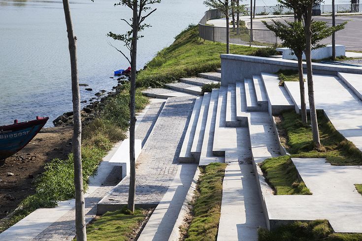 there are many steps leading up to the water's edge with trees on each side