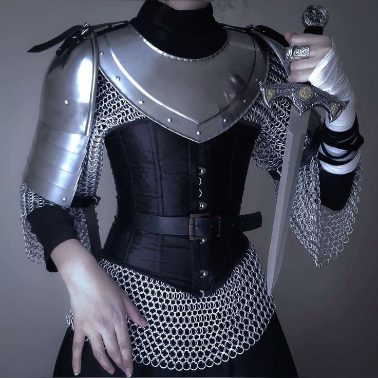 Knightcore Outfit, Armor For Women, Women In Armor, Dark Rise, Knight Outfit, Ren Faire Outfits, Fair Outfits, Knight Costume, Female Armor