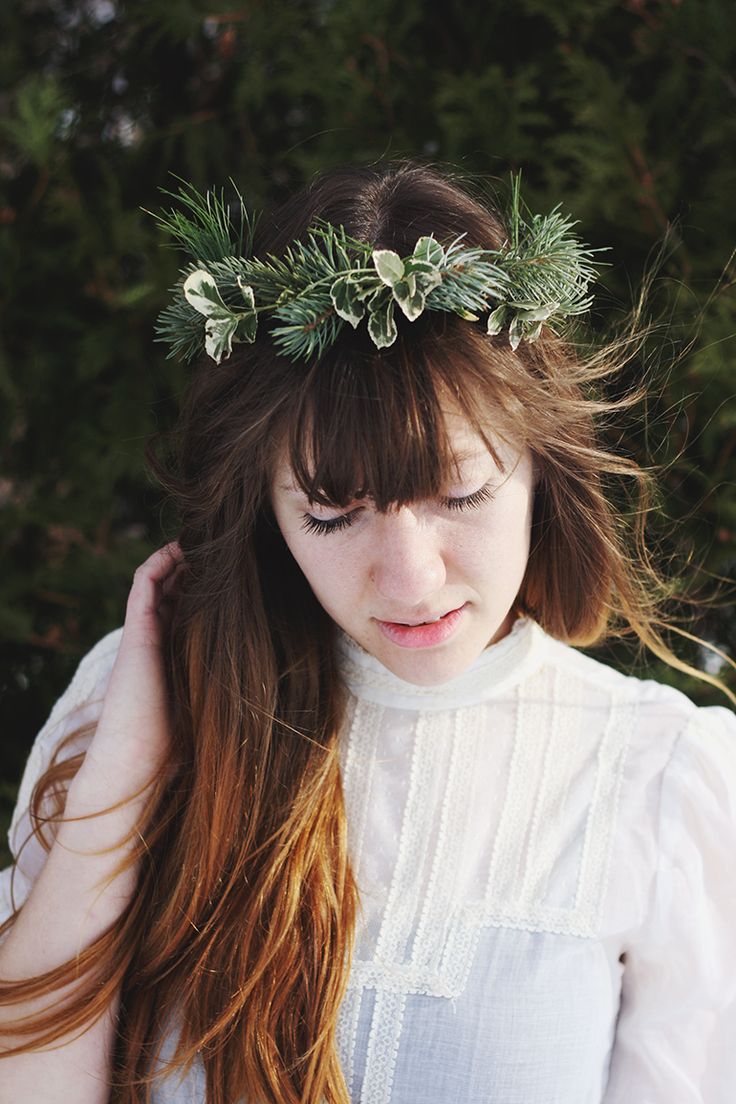 DIY Pine Crown tutorial from The Merry Thought. Perfect for a winter party. Maybe fir Ali birthday some year. Crown Photoshoot, Winter Crown, Crown Tutorial, Crown Images, Holiday Hair Accessories, Pin Diy, Flowers Crown, Diy Flower Crown, Leaf Crown