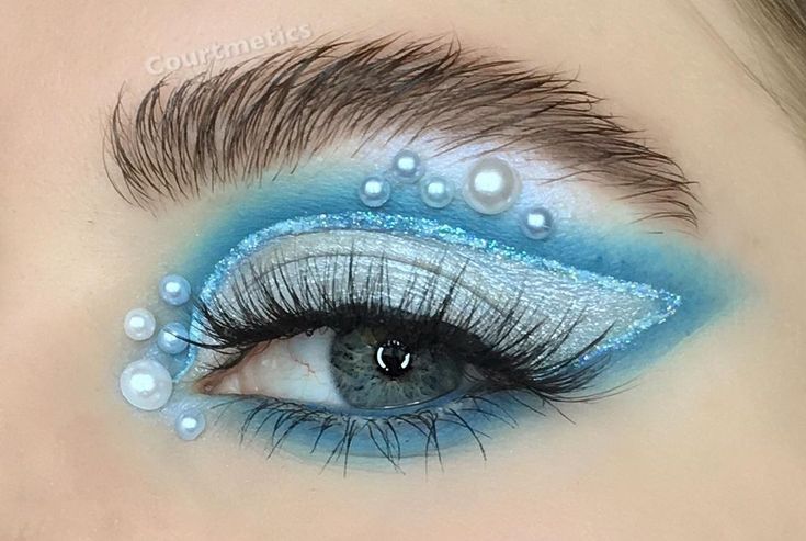 Courtneyy | makeup on Instagram: “Pearly blue💎 • #revolutionpro blue eyeshadow • #makeuprevolution Silver eyeshadow • #anastasiabeverlyhills Moonchild glow kit •…” Eyeshadow Looks With Pearls, Blue Pearl Makeup, Dark Blue Eyes, Silver Eyeshadow, Pretty Eye Makeup, Show Makeup, Lagoona Blue, White Makeup, Glow Kit