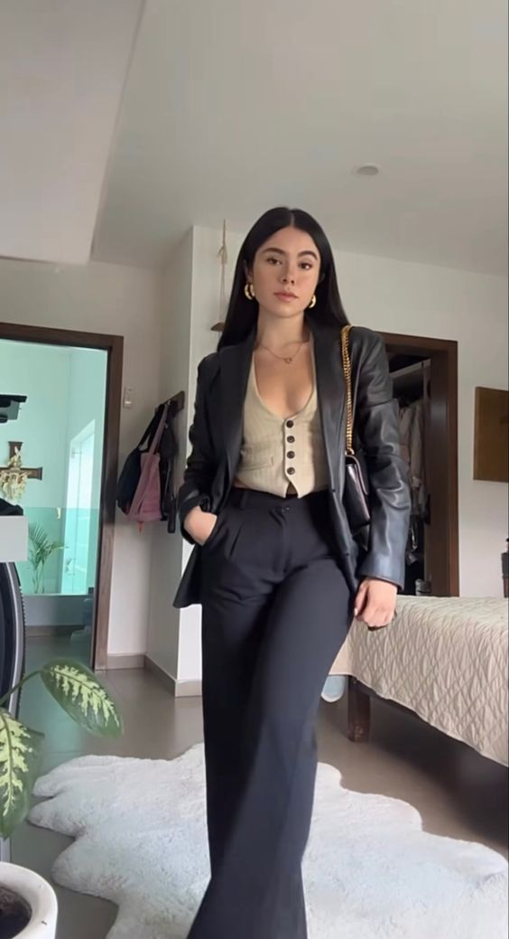 Edgy Real Estate Outfits, Professional Outfits Women Black, Capricorn Venus Aesthetic Clothes, Profesional Outfit Women Work, Aesthetic Professional Outfits, Corporate Girly Outfits, Fbla Outfits, Bank Outfits Women, Cute All Black Outfits For Work