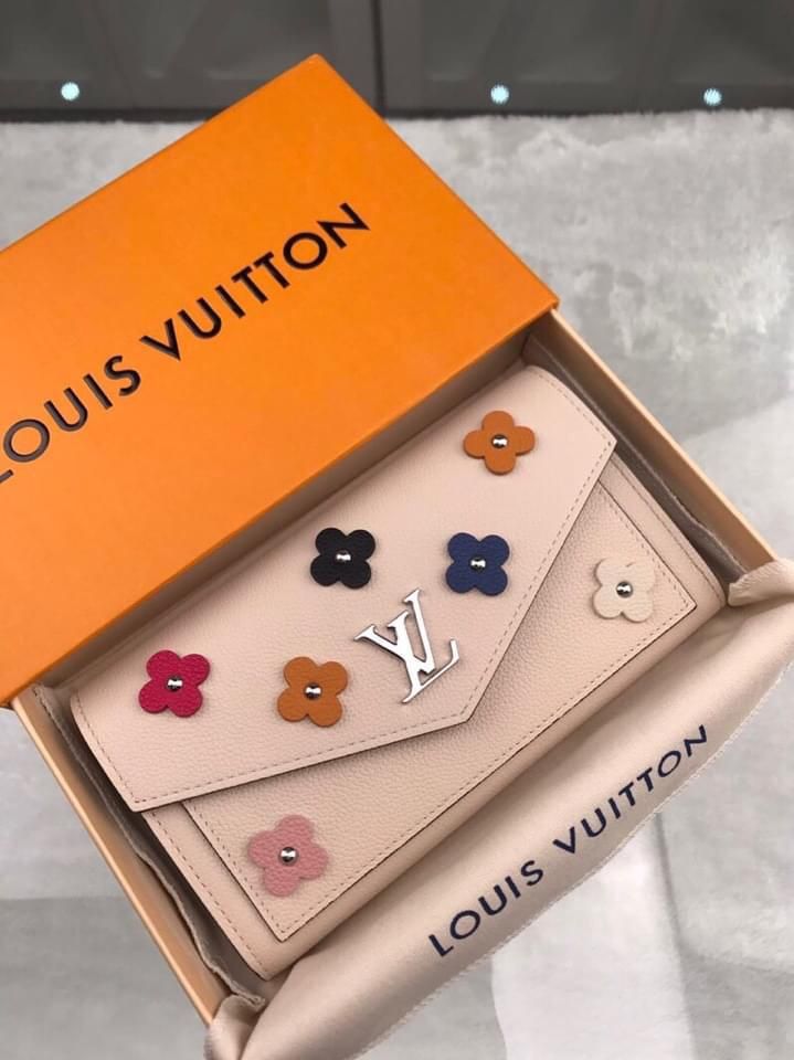 Tas Louis Vuitton, Louis Vuitton Nails, Sac Louis Vuitton, Louis Vuitton Backpack, Luxury Bags Collection, Ladies Bag, Girly Bags, Cute Handbags, Luxury Purses