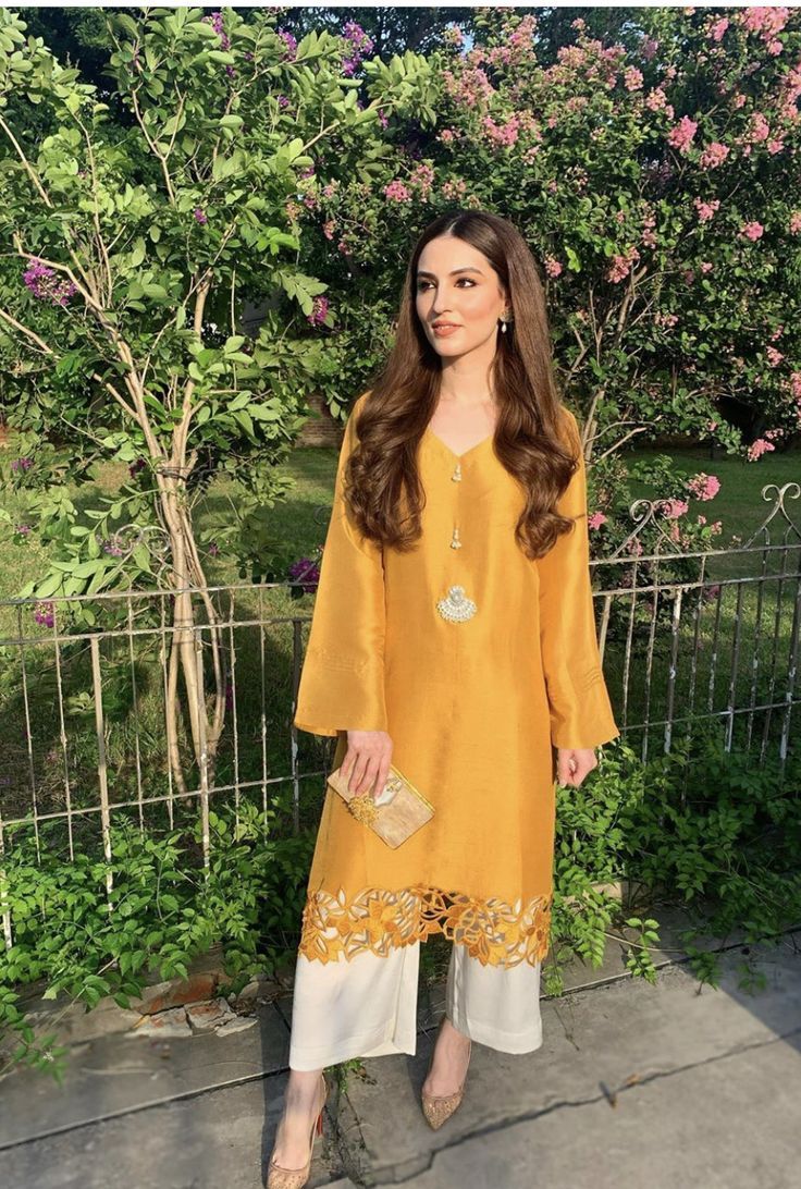 Pakistani suits #indianwear #pakistaniwear Orang India, Pakistani Fashion Casual, Long Kurti, Casual Indian Fashion, Pakistani Dresses Casual, Pakistani Fashion Party Wear, Beautiful Pakistani Dresses, Salwar Kamiz, Simple Pakistani Dresses