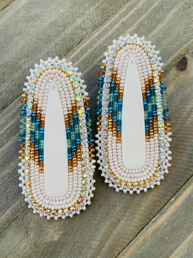 Made with size 11 Czech beads, rhinestone banding & on fingernail posts. Bohemian White Jewelry With Rhinestones, Cab Earrings, Granola Western, Quill Work, Beadwork Ideas, Native Earrings, Cloud Earrings, Native American Beadwork Patterns, Native Beading