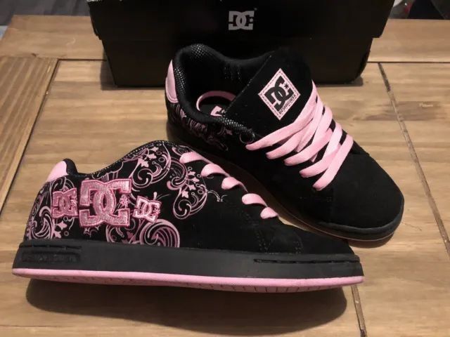 Vintage Dc Shoes, Dc Shoes Aesthetic, Pink Dc Shoes, Dc Shoes Outfit, Dc Boots, Tenis Dc, Dr Shoes, Pretty Shoes Sneakers, 2000s Fashion Outfits