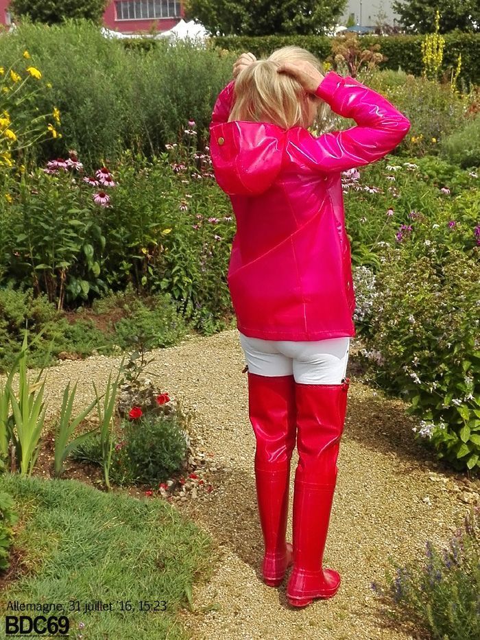 Hip Boots, Leather Boots Outfit, Rubber Boots Fashion, Wellie Boots, Chelsy Davy, Pvc Skirt, Womens Rubber Boots, Pink Raincoat, Rainwear Girl