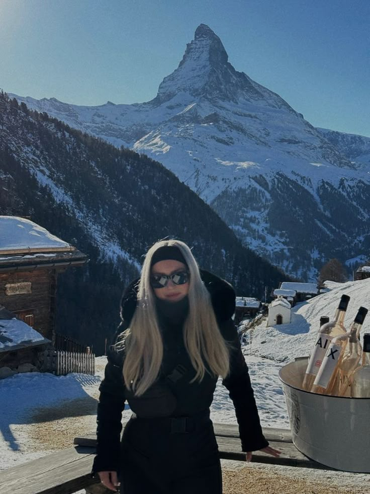 Swiss Alps Apres Ski, Euro Trip Outfits Winter, Swiss Alps Outfit Winter, Swiss Winter Aesthetic, Travelling Outfits Winter, Swiss Alps Winter Outfits, Switzerland Skiing Aesthetic, Aesthetic Trip Photos, Zermatt Photo Ideas