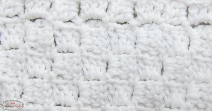 the crochet pattern is made up of two rows of white yarn, with one row