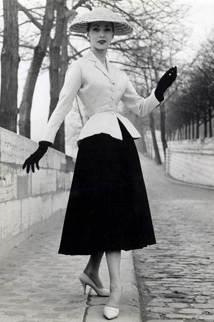 Christian Dior's New Look, 1947 #happybirthdaydior Christian Dior New Look, 40s Mode, Dior New Look, Style Parisienne, Fashion 1940s, 1950 Fashion, Glamour Vintage, Fifties Fashion, Paris Mode