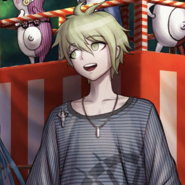 an anime character with blonde hair and green eyes standing in front of a carnival ride