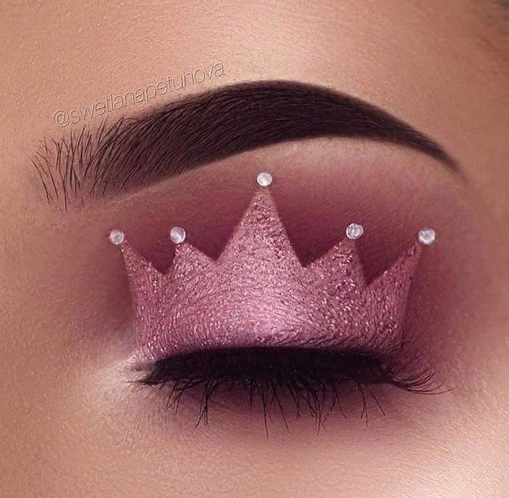 Princess crown eyeshadow Crown Eyeshadow, Rosa Make-up, Halloween Make-up Looks, Make Up Designs, Mekap Mata, Dead Makeup, Party Make-up, Eye Makeup Steps, Makijaż Smokey Eye