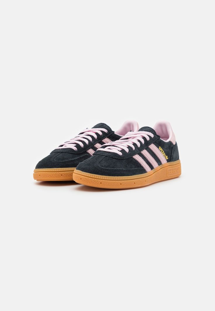 adidas Originals HANDBALL SPEZIAL UNISEX - Sneakers laag - core black/clear pink Dr Shoes, Shoe Wishlist, Adidas Spezial, Hype Shoes, Shoe Inspo, Outfit Trends, Aesthetic Shoes, Swag Shoes, Pink Adidas